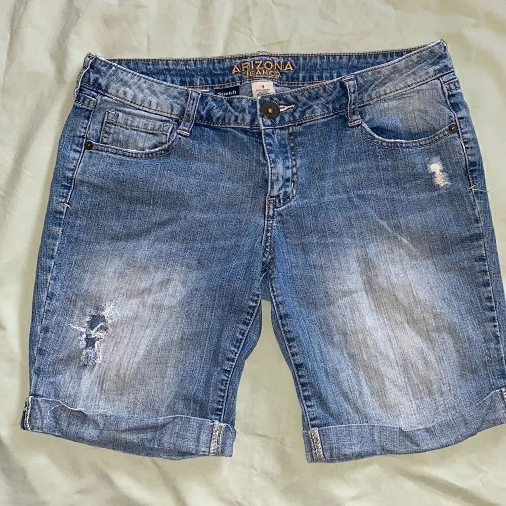 Arizona jean Co jeans distressed Bermuda’s
